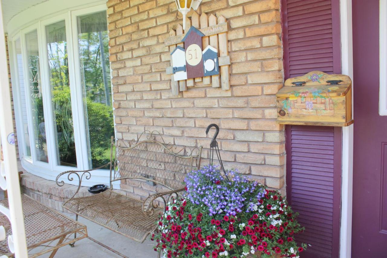 Carrousel Bed & Breakfast Cayuga Экстерьер фото
