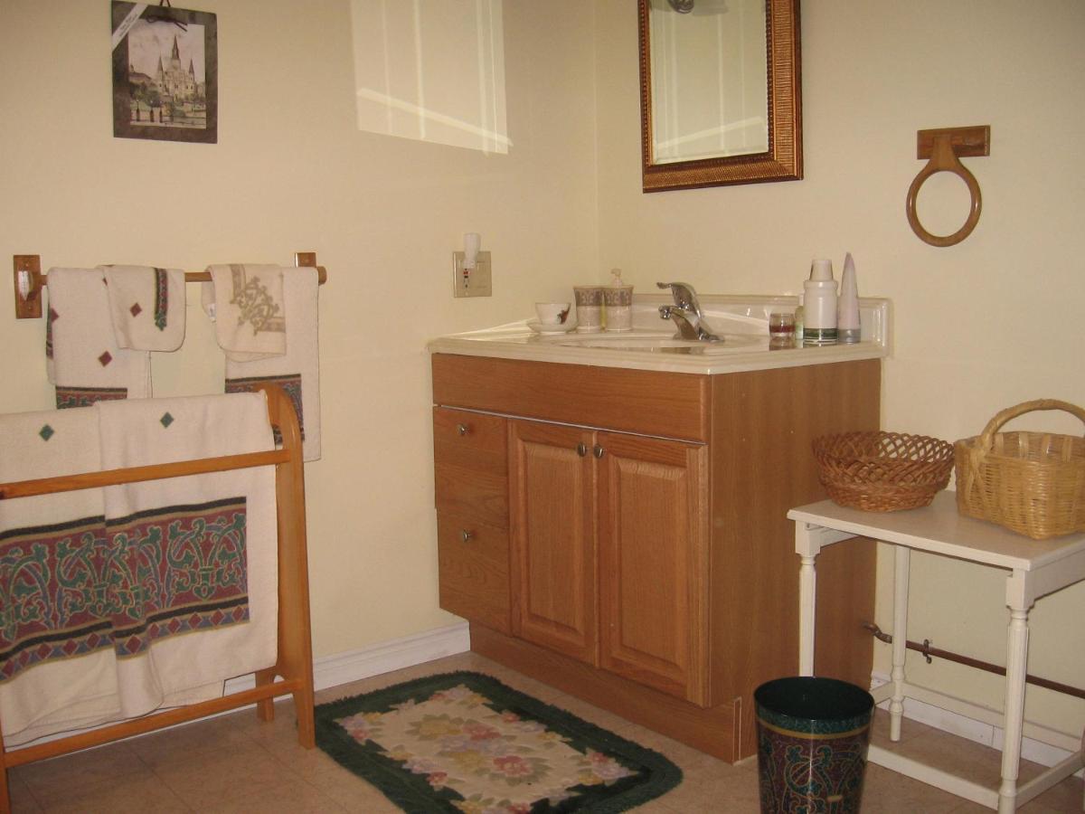 Carrousel Bed & Breakfast Cayuga Экстерьер фото