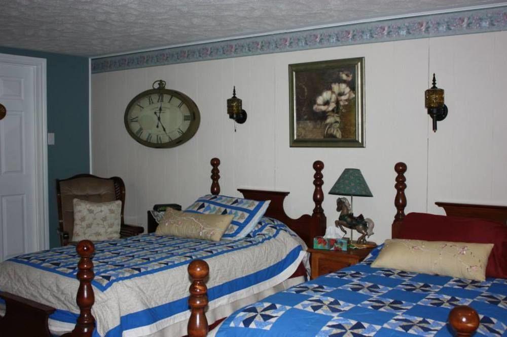 Bed and Breakfast Carrousel Bed & Breakfast Cayuga Экстерьер фото