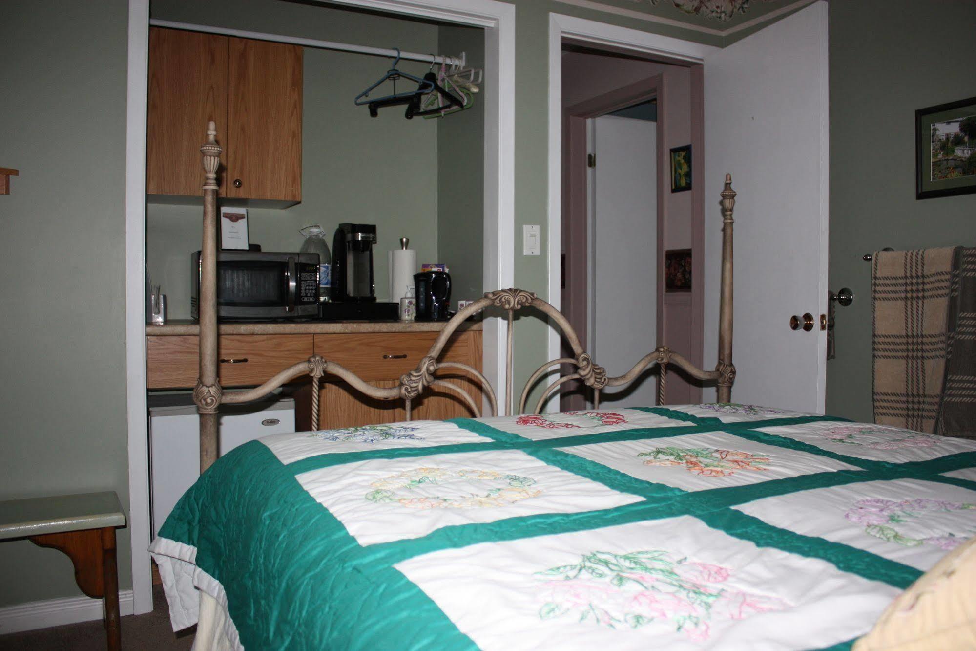 Bed and Breakfast Carrousel Bed & Breakfast Cayuga Экстерьер фото