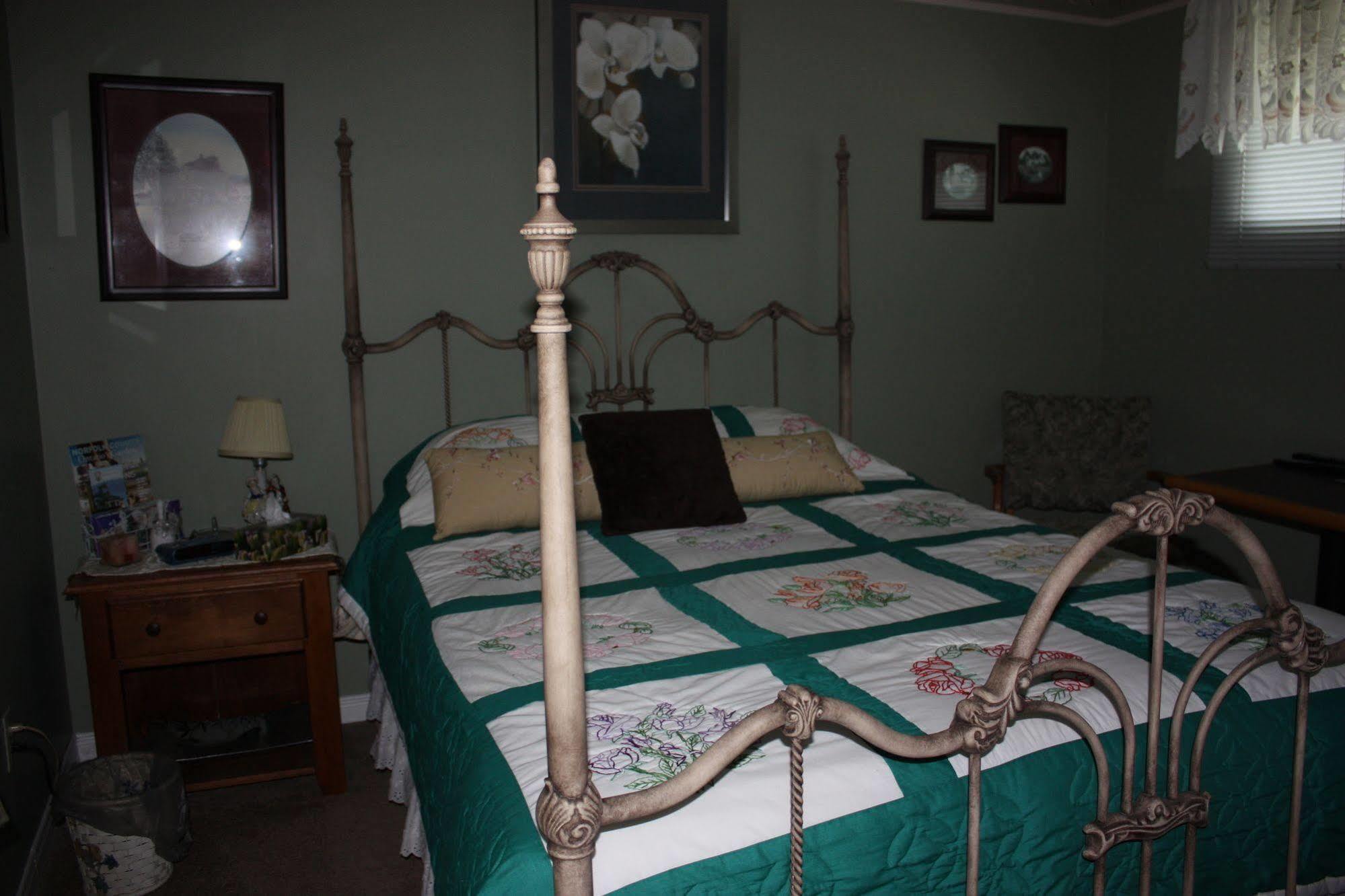 Bed and Breakfast Carrousel Bed & Breakfast Cayuga Экстерьер фото